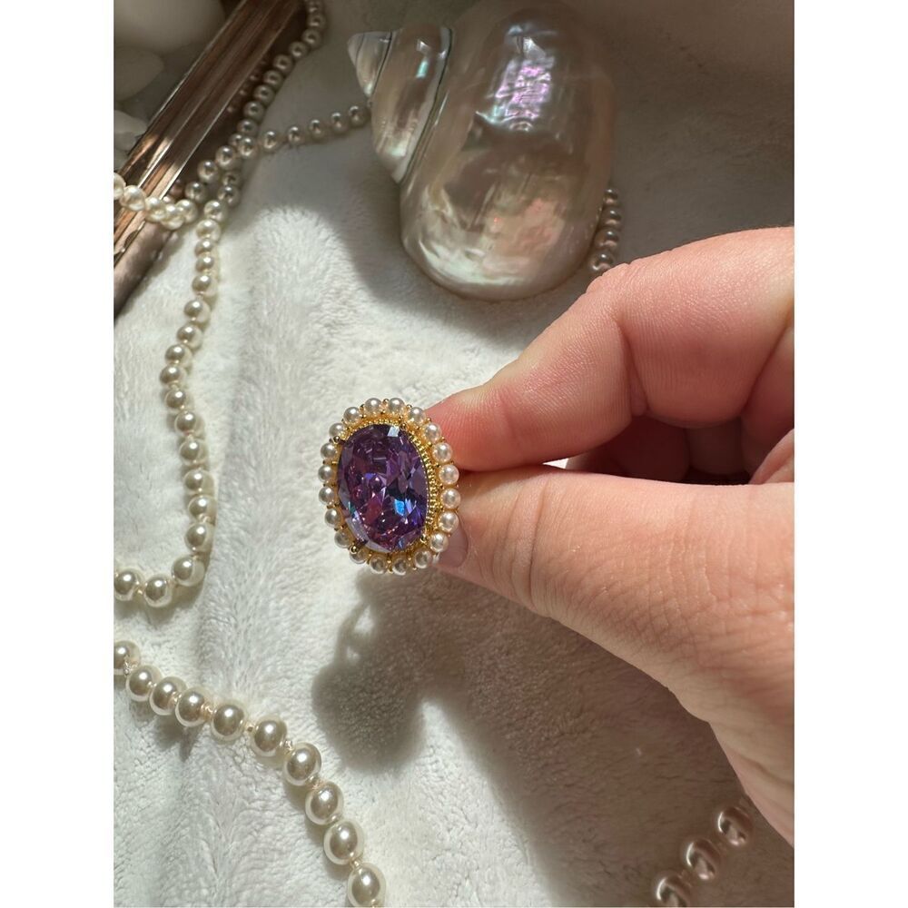 Gorgeous lavender oval cut cubic zirconia adjustable cocktail ring with faux pea - Picture 13 of 14